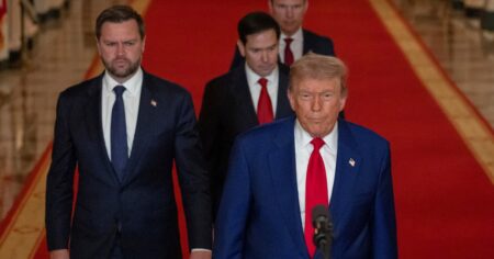 Al evitar un ataque militar contra sus predecesores, Trump asume una gran apuesta imagen-7