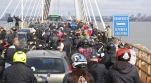 Paseros cortaron el tránsito en el puente Posadas – Encarnación durante más de cinco horas en protesta por los controles que realizan Aduana y Gendarmería imagen-8