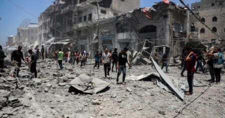 Ataques de Israel: al menos 31 palestinos mueren cuando se dirigían a un centro de ayuda en Gaza imagen-9