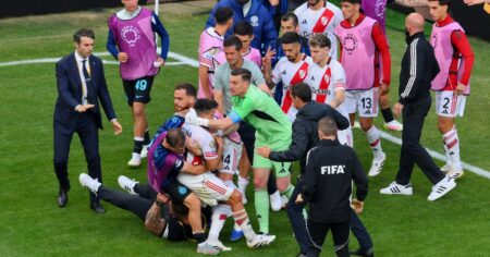 El final furioso de Acuña: cruce con Chivu, furia con Dumfries y el tackle de River para frenarlo imagen-14