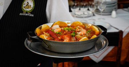 Como en España pero en Buenos Aires: el bodegón porteño que sirve paella, pulpo y cazuelas desde 1860 imagen-7