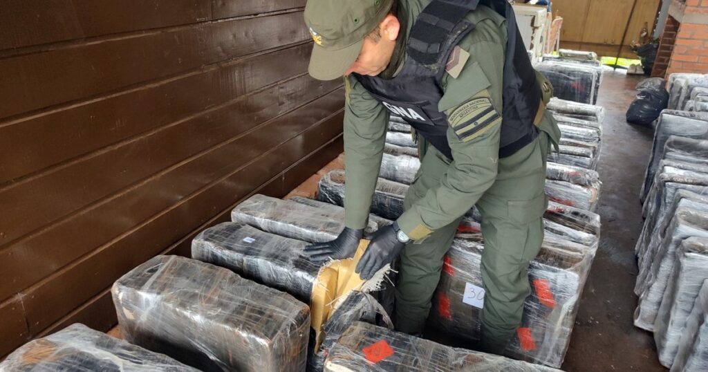 Atropellaron a dos gendarmes y huyeron en moto: a uno de los fugitivos lo encontraron en una casa con tres toneladas de marihuana imagen-95