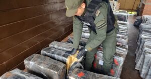 Atropellaron a dos gendarmes y huyeron en moto: a uno de los fugitivos lo encontraron en una casa con tres toneladas de marihuana imagen-2