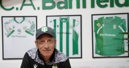 Pedro Troglio, futbolista for export y DT obrero: "Me buscan los clubes necesitados y no me quejo porque hace 20 años que laburo sin parar" imagen-13