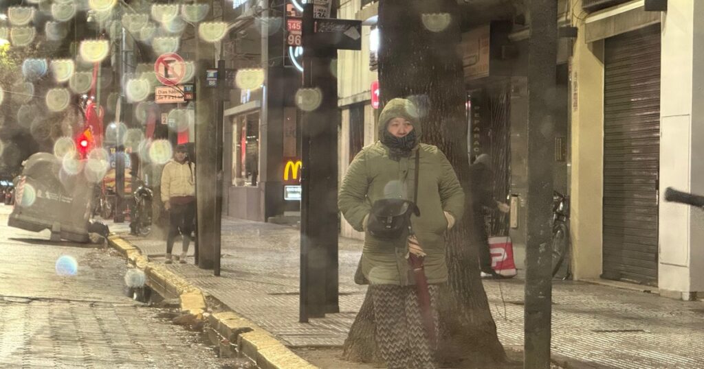 "En 58 años nunca había visto la nieve: esto me llenó el corazón", la emoción de los vecinos por la nevada en Buenos Aires imagen-4