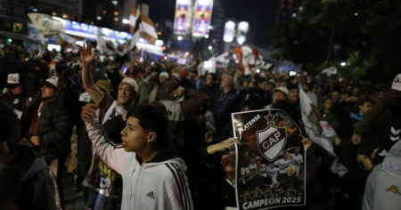 Platense sigue de fiesta: una multitud armó una caravana para recibir al histórico campeón del fútbol argentino imagen-9