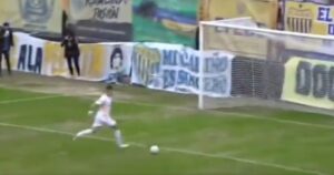Batalla campal en Dock Sud vs Sacachispas: Mauro Schönfeld metió un gol sin arquero "canchereando" y el partido terminó a las piñas imagen-3