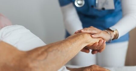 El sonido que emiten las personas horas antes de morir, según un médico experto imagen-6
