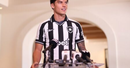 Joaquín Correa fue presentado en Botafogo para jugar el Mundial de Clubes y tuvo un insólito cruce con un periodista: "No es mi hermano" imagen-9