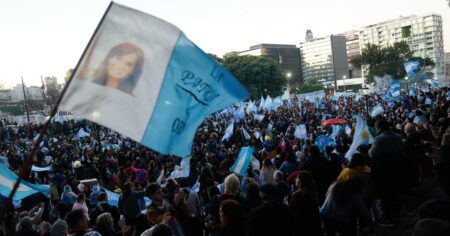 Sin hablar de su condena y desde la prisión domiciliaria, Cristina Kirchner criticó el plan económico de Milei y llamó "nefasta" a Bullrich imagen-10