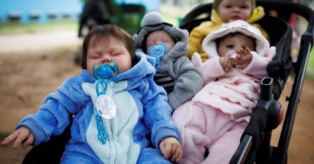 El “boom” de los bebés hiperrealistas: son de silicona, valen miles de dólares y cada vez más personas deciden “criarlos” imagen-8