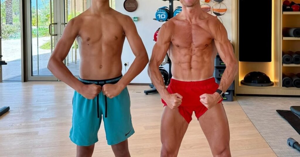 Lejos del Mundial de Clubes, Cristiano revolucionó las redes con una foto junto a su hijo imagen-41