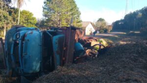 Camión que transportaba un tractor despistó, hay personas heridas imagen-2