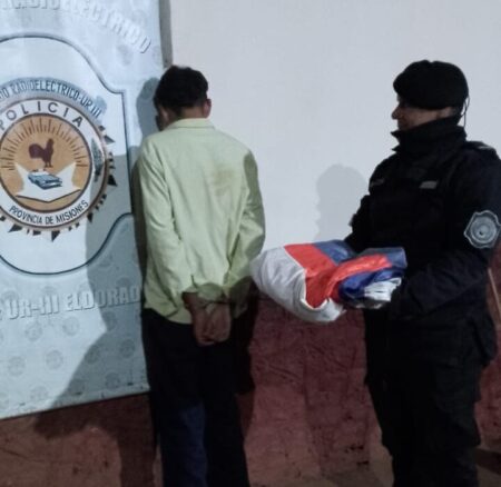 Detuvieron a una pareja por robar banderas de una plazoleta en Eldorado imagen-6