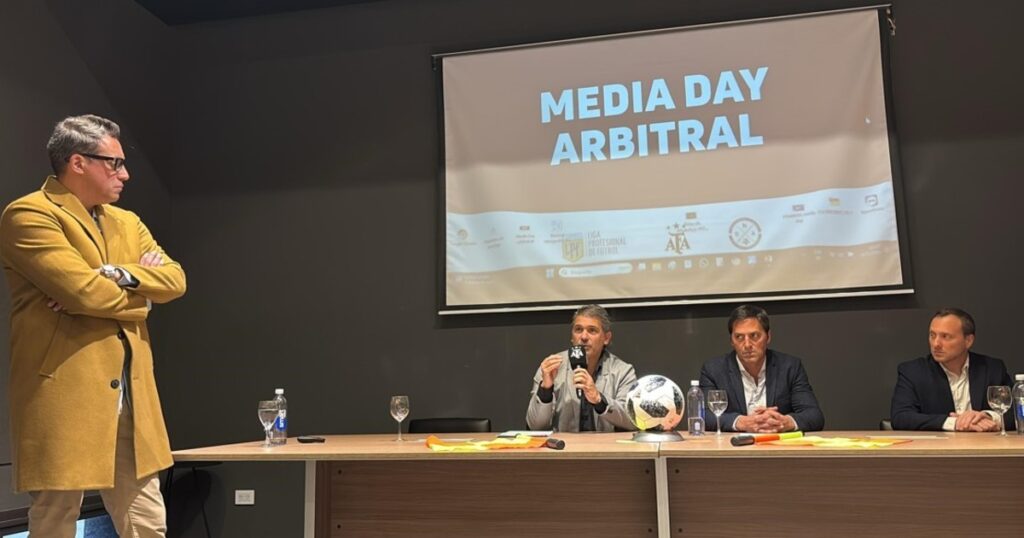 Medidas para el Clausura: VAR público en cada partido, pelotas en conos para reanudar y firmeza en los descuentos imagen-40