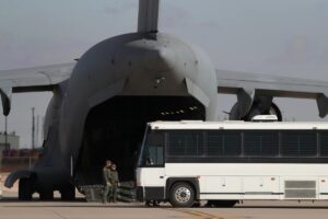 Es hijo de un militar de EE.UU. y nació en la base de Alemania, pero el ICE lo deportó a un país en el que jamás estuvo imagen-1