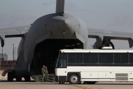 Es hijo de un militar de EE.UU. y nació en la base de Alemania, pero el ICE lo deportó a un país en el que jamás estuvo imagen-38