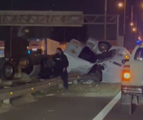 Impactante accidente en la Autopista Panamericana: un camión incrustó a un auto y quedó destrozado imagen-4