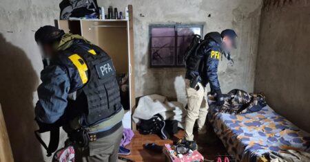 La Plata: alertados por el FBI, la Policía Federal allanó dos domicilios en busca de un joven que se habría contactado con ISIS imagen-18