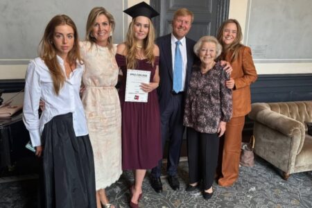 Amalia se graduó y todas las miradas fueron para el particular look de Máxima Zorreguieta imagen-19