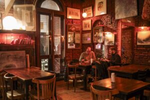 “Estábamos fundidos”: creó un café para la alta sociedad, lo revivió con shows de strippers y ahora es un bar de artistas emergentes imagen-3