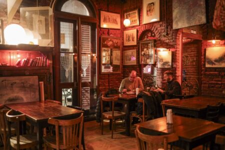 “Estábamos fundidos”: creó un café para la alta sociedad, lo revivió con shows de strippers y ahora es un bar de artistas emergentes imagen-19