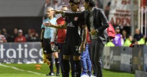 Eduardo Domínguez confirmó su continuidad en Estudiantes y se comparó con Guardiola imagen-2