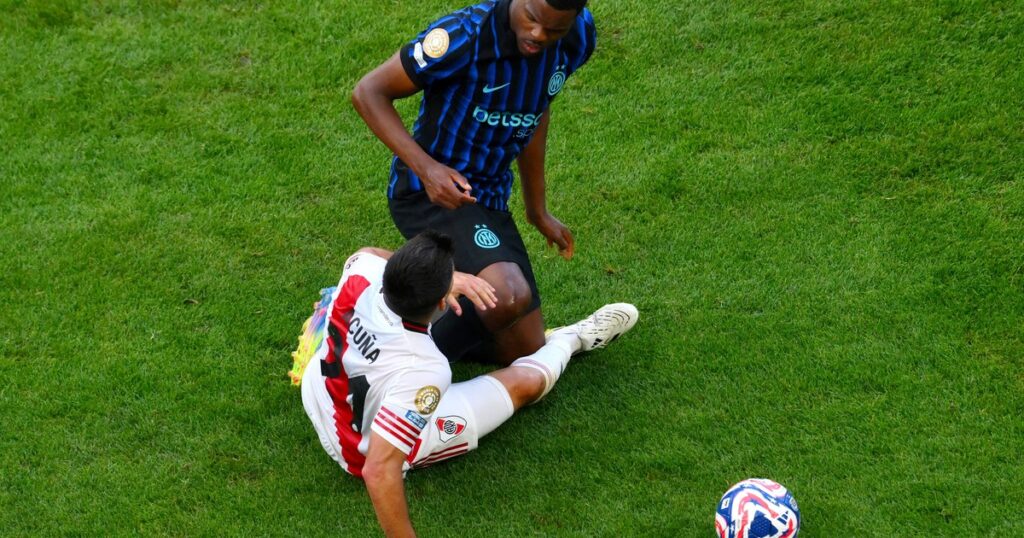 La figura de Inter que casi se va a las piñas con un campeón del mundo y puede llegar al Barcelona imagen-43