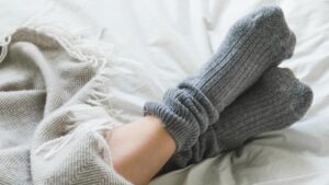 Qué significa dormir con medias, según la psicología imagen-3