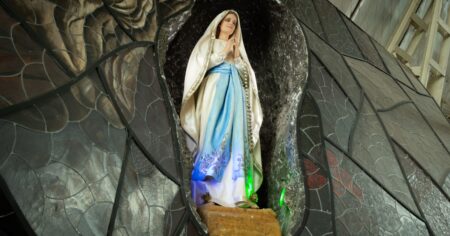 ¿Cuál es la oración a la Virgen de Lourdes para casos difíciles y urgentes? imagen-16