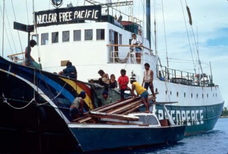 El día en que el servicio secreto de Francia hundió el buque de Greenpeace que protestaba contra pruebas nucleares en el Pacífico imagen-9