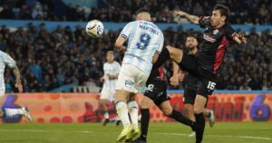 La explicación de Maravilla Martínez sobre el penal polémico cobrado contra Racing ante Barracas imagen-1
