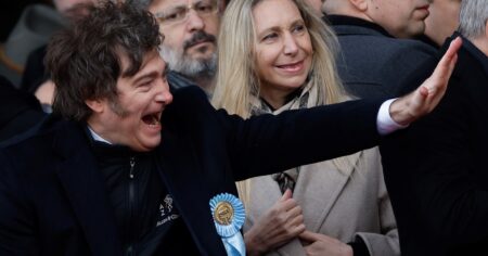 En medio de la interna libertaria, Milei defendió a su hermana Karina: "Le dicen pastelera y les lleno de crema..." imagen-8