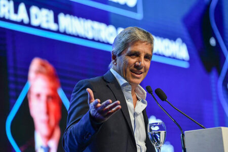 El JP Morgan y los "campeones" corren a Caputo imagen-6