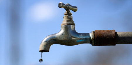 Por decreto, Milei habilita los cortes de agua por falta de pago imagen-7
