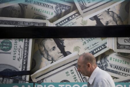 El dólar pega otro salto pese al intento del Gobierno de frenarlo imagen-5