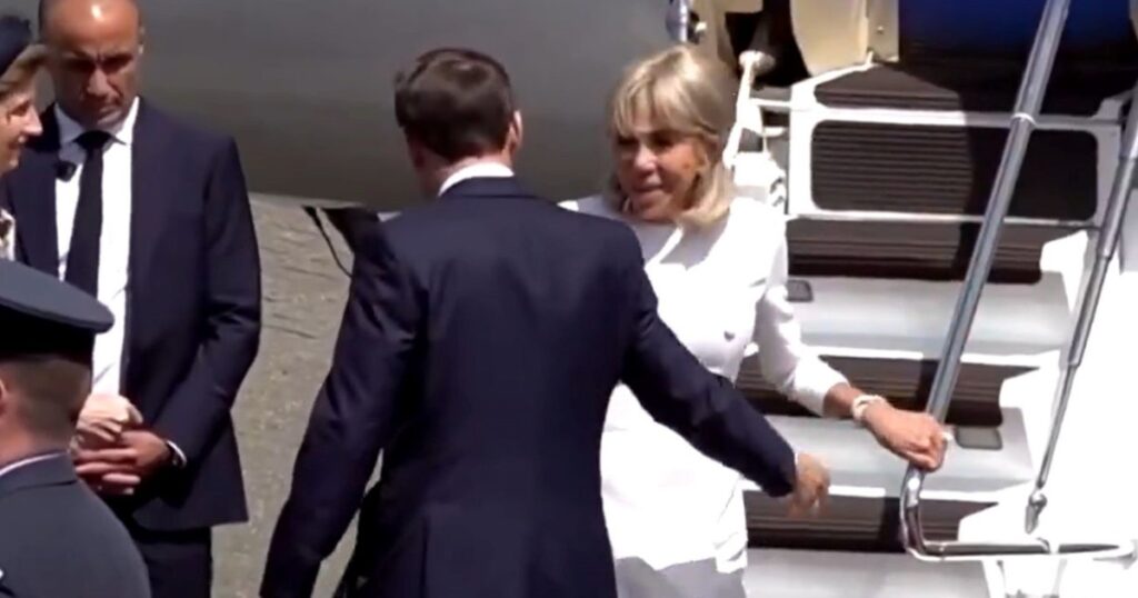 Tras el cachetazo, sigue la tensión entre Macron y su esposa: ahora Brigitte le negó la mano en público imagen-4