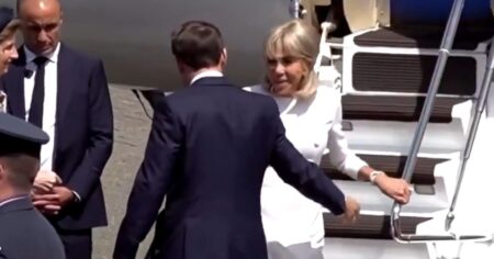 Tras el cachetazo, sigue la tensión entre Macron y su esposa: ahora Brigitte le negó la mano en público imagen-7