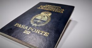 El Gobierno reglamentó el proceso para otorgar la ciudadanía argentina a extranjeros que hagan inversiones relevantes imagen-2