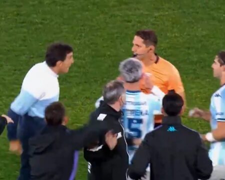 Increíble final en Avellaneda: Racing lo ganaba sobre el cierre, pero el árbitro anuló el gol y cobró penal para Barracas, que se quedó con la victoria imagen-7