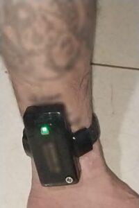 Capturaron en un paso ilegal a un ex convicto armado con tobillera electrónica en San Antonio imagen-2