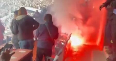 Cayó una bengala en el palco de prensa del Centenario: un oficial herido imagen-24
