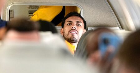 Sin contacto con los hinchas, así fue la llegada de Boca a Ezeiza tras el golpe en la Copa Argentina imagen-12