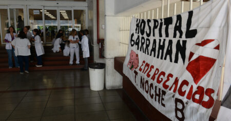Nuevo paro en el Garrahan: los trabajadores del hospital iniciaron otra huelga de 24 horas y marchan en reclamo de mejoras salariales imagen-19