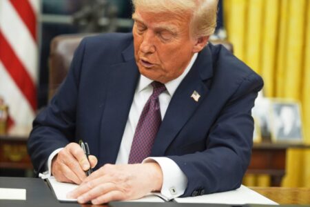 Trump anuncia tarifas de 30% para México y la Unión Europea, dos de sus mayores socios comerciales imagen-7