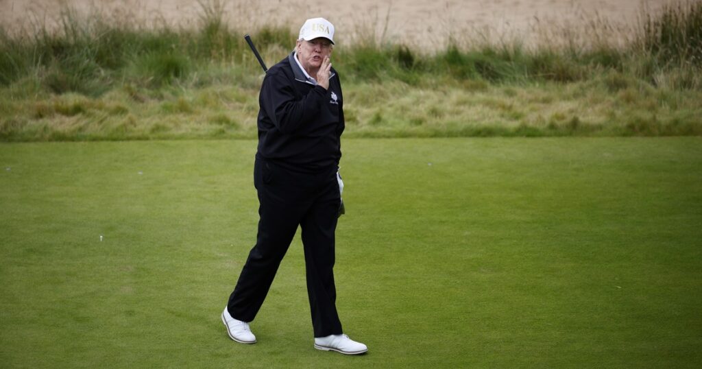 Video: descubrieron a Donald Trump haciendo trampa en un campo de golf en Escocia imagen-5