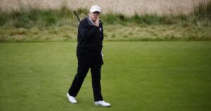 Video: descubrieron a Donald Trump haciendo trampa en un campo de golf en Escocia imagen-3