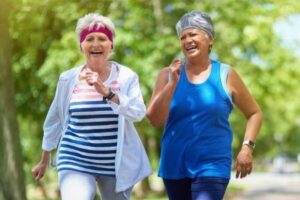 El ejercicio que deben realizar las personas mayores de 60 años para cuidar las articulaciones imagen-1
