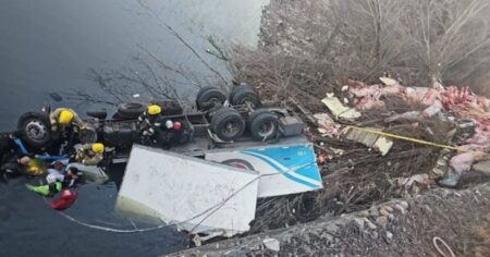 Un camión despistó y terminó hundido en un río de Córdoba: el conductor murió y el acompañante pasó 2 horas atrapado imagen-17