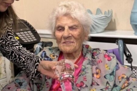 Es de Inglaterra, tiene 115 años y revela sus claves para la longevidad imagen-13